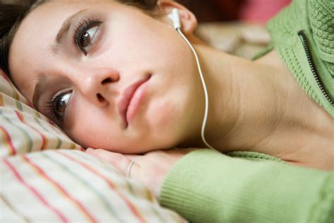 Why Do I Cry When I Listen to Music: A Delve into the Emotional Connection